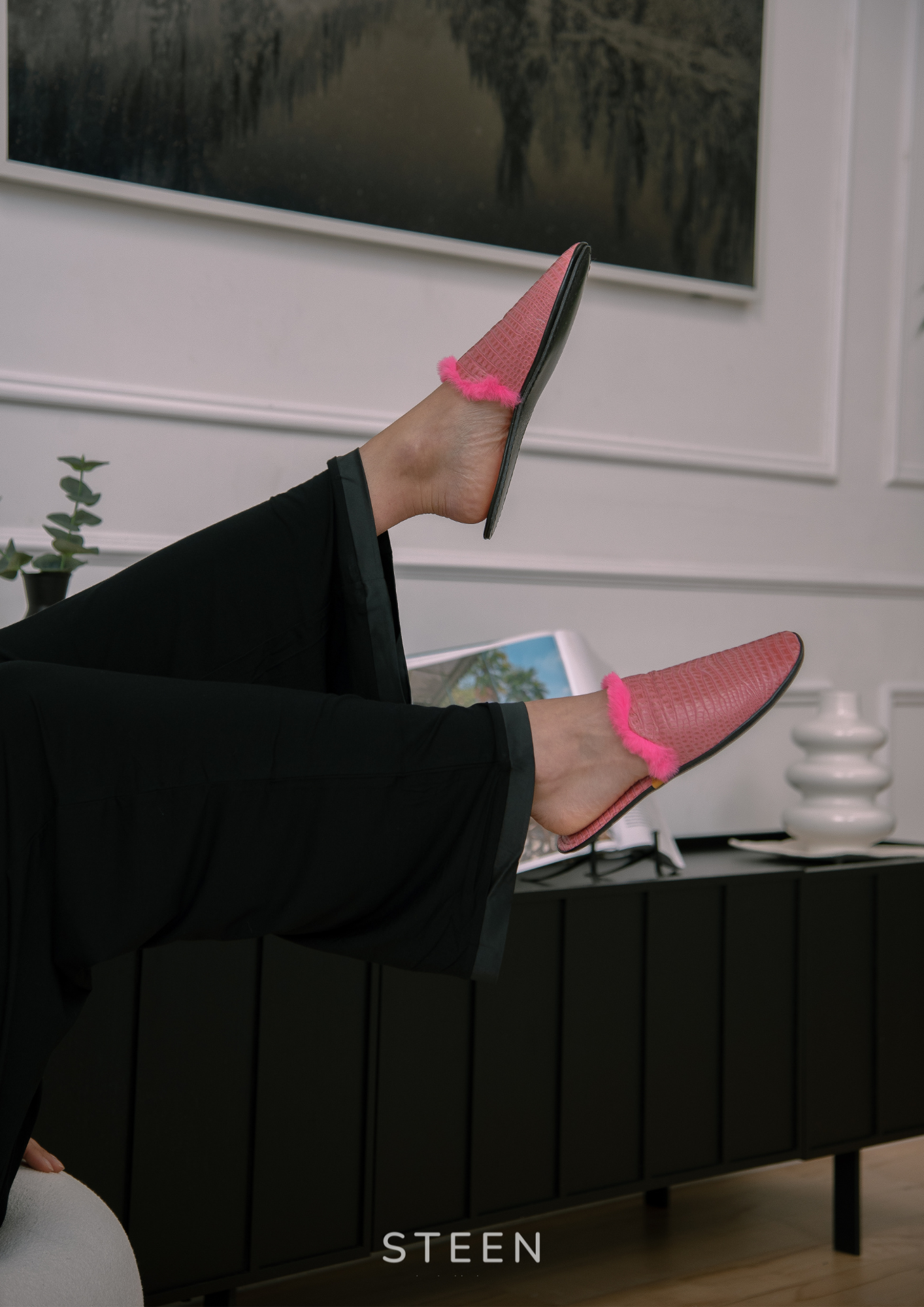 Women's Pink Crocodile Embossed Leather Foldable Slipper with Eco-Fur